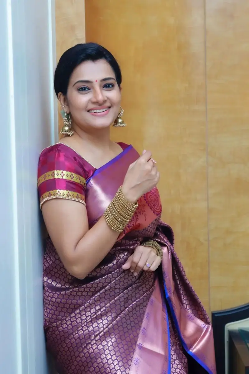 Tamil TV Actress Sruthi Raj Photos In Violet Saree Blouse